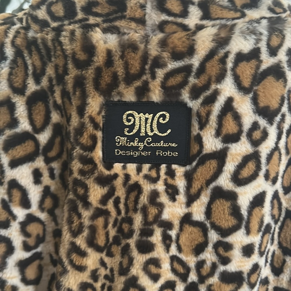 NWB Minky Couture Luxurious And Soft Leopard Print Robe - Picture 9 of 13